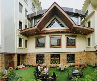 https://imgcld.yatra.com/ytimages/image/upload/t_hotel_yatra_city_desktop/v1452581189/Domestic Hotels/Hotels_Srinagar/Hotel CH2/Overview_2.jpg